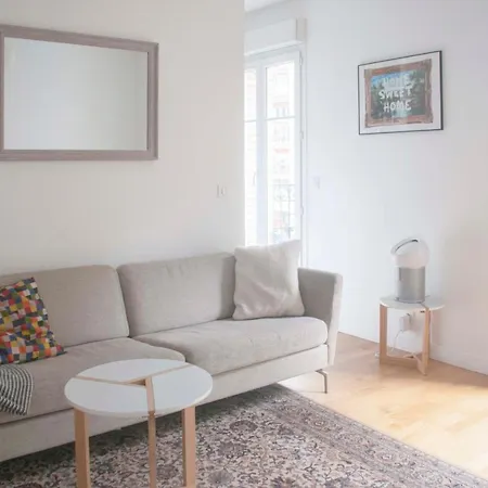 Bright Apt With Balconies Near Paris アパート