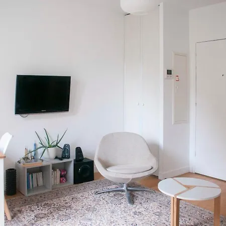 Bright Apt With Balconies Near Paris アパート